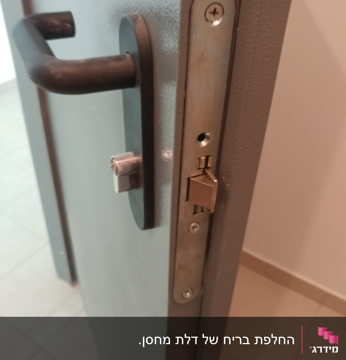 מנעול דלת מתכת עם ידית שחורה ובריח פתוח